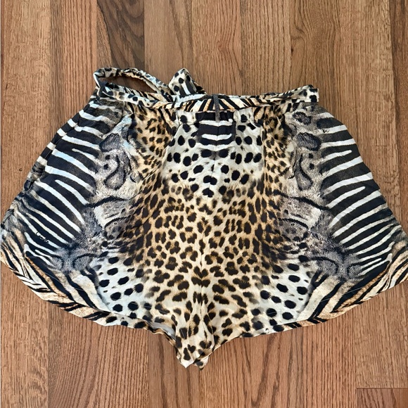 Camilla For the love of Leo belted tuck front silk shorts. Sz L - Picture 9 of 12